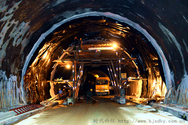 空壓機應用行業分析-3-時代科儀-隧道掘進_副本.jpg 空壓機應用行業分析-3-時代科儀-隧道掘進_副本.jpg